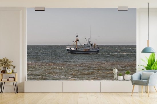 Bateau de pêche sur la mer du Nord fotobehang / Mer et plage