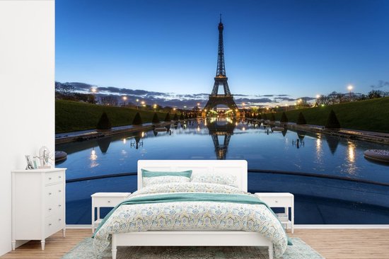 Papier peint photo en vinyle - La Tour Eiffel le soir avec un ciel très clair à Paris largeur 330 cm x hauteur 220 cm - Tirage photo sur papier peint (disponible en 7 tailles)