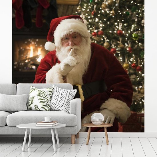 Papier peint Papier peint photo en vinyle - Père Noël avec un sapin de Noël coloré en arrière-plan, largeur 300 cm x hauteur 300 cm - Tirage photo sur papier peint (disponible en 7 tailles)