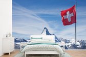 Behang - Fotobehang Zwitserse Vlag bij Matterhorn in Zwitserland - Breedte 420 cm x hoogte 280 cm
