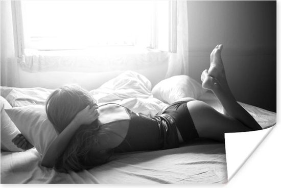 Affiche Femme en lingerie au lit - noir et blanc - 60x40 cm | bol.com