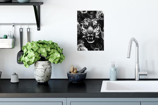 Affiche Tête de tigre entre les fleurs - noir et blanc - 20x30 cm