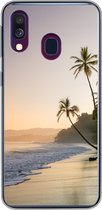 Geschikt voor Samsung Galaxy A40 hoesje - Strand - Zee - Palmboom - Siliconen Telefoonhoesje