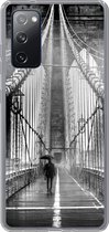 Geschikt voor Samsung Galaxy S20 FE hoesje - Brooklyn brug tijdens de regen in zwart-wit - Siliconen Telefoonhoesje