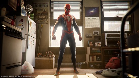 Spiderman staat in een rommelige kamer voor een raam.