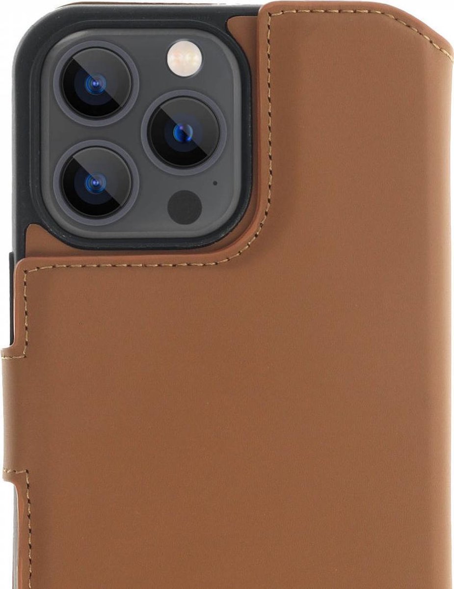 Minim 2-in-1 iPhone 13 Pro Hoesje Book Case en Back Cover Bruin