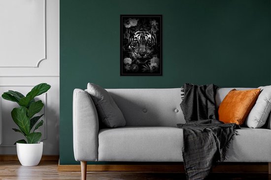 Cadre photo avec affiche Zwart Wit- Tigre parmi les fleurs - noir et blanc - 20x30 cm - Cadre pour affiche