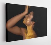 Afro-Amerikaanse vrouw met gouden verf op haar lichaam tegen zwarte achtergrond - Canvas Modern Art - Horizontaal - 1313790977 - 115*75 Horizontal