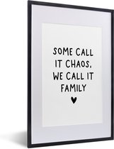 Cadre photo avec affiche - Citation en anglais Certains l'appellent chaos, nous l'appelons famille avec un cœur sur fond blanc - 40x60 cm - Cadre pour affiche