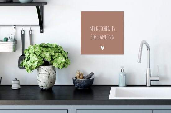 Affiche citation anglaise "Ma cuisine est pour danser" avec un coeur sur fond marron - 30x30 cm
