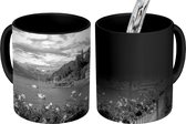 Magische Mok - Foto op Warmte Mok - Rode en witte bloemen groeien langs het Comomeer - zwart wit - 350 ML