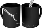 Magische Mok - Foto op Warmte Mok - Golven in de storm - zwart wit - 350 ML