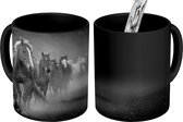 Magische Mok - Foto op Warmte Mok - Kudde Quarter paarden in vroeg morgenlicht - zwart wit - 350 ML
