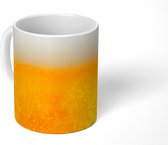 Mok - Koffiemok - Close up van een goudkleurig biertje - Mokken - 350 ML - Beker - Koffiemokken - Theemok
