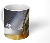 Mok - Koffiemok - Getapt bier op een donkere achtergrond - Mokken - 350 ML - Beker - Koffiemokken - Theemok