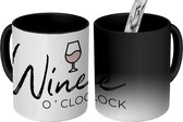 Magische Mok - Foto op Warmte Mokken - Koffiemok - Wijn - Quotes - Spreuken - Wine o'clock - Magic Mok - Beker - 350 ML - Theemok - Mok met tekst