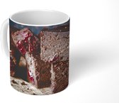 Mok - Chocolade brownies met kersen op donkere achtergrond - 350 ML - Beker