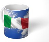 Mok - Koffiemok - De vlag van Italië wappert in de lucht - Mokken - 350 ML - Beker - Koffiemokken - Theemok