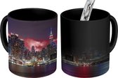 Magische Mok - Foto op Warmte Mok - Reflectie van vuurwerk boven een stadscentrum - 350 ML