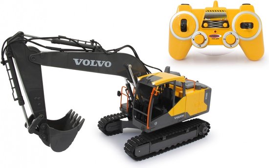 Gele en zwarte Volvo graafmachine met afstandsbediening op witte achtergrond.