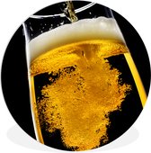 La Bières est versée dans un verre à bière Assiette en plastique de cercle mural ⌀ 90 cm - impression photo sur cercle mural / cercle vivant (décoration murale)