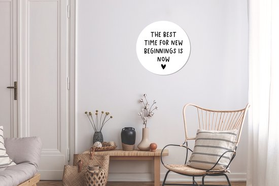 WallCircle - Muurstickers - Behangcirkel - Engelse quote "The best time for new beginnings is now" met een hartje voor een witte achtergrond - ⌀ 30 cm - Muurcirkel - Zelfklevend - Ronde Behangsticker
