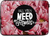 Laptophoes 14 inch - Spreuken - 'All you need are flowers' - Quotes - Laptop sleeve - Binnenmaat 34x23,5 cm - Zwarte achterkant