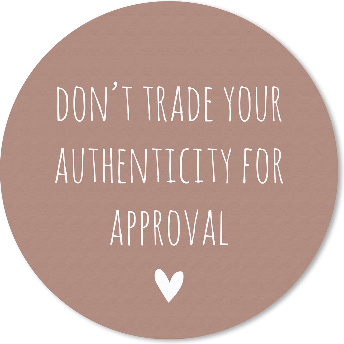 Muismat rond 20x20 cm - Mousepad Engelse quote "Don't trade your authenticity for approval" tegen een bruine achtergrond - Ronde muismatten