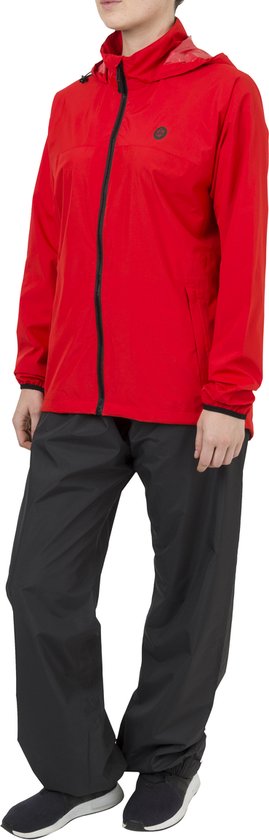 Vrouw in een rode AGU regenjas en zwarte regenbroek.