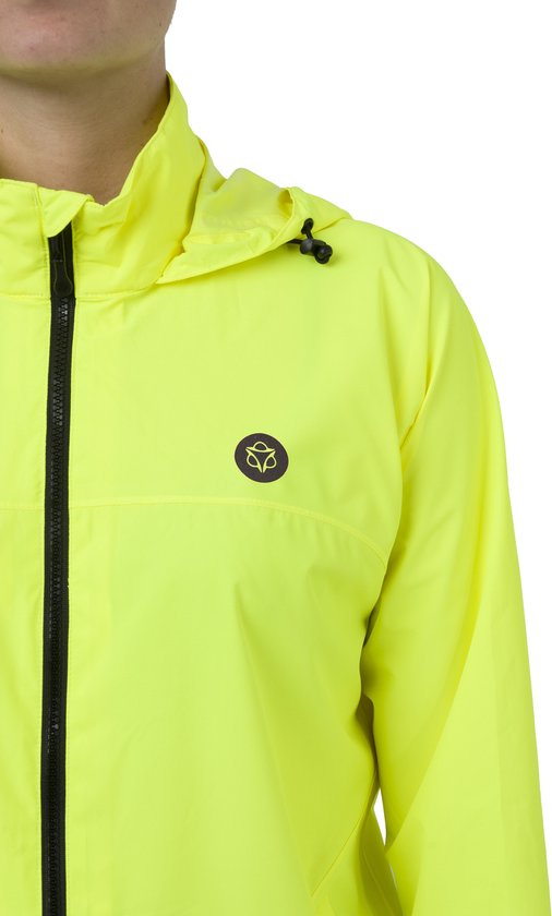 Felgele jas met zwarte rits en een logo op de borst.