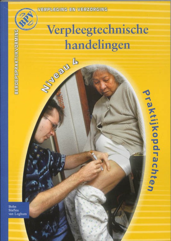 Boekomslag: een man in een blauw-zwart shirt geeft een injectie aan een oudere vrouw in een rolstoel.