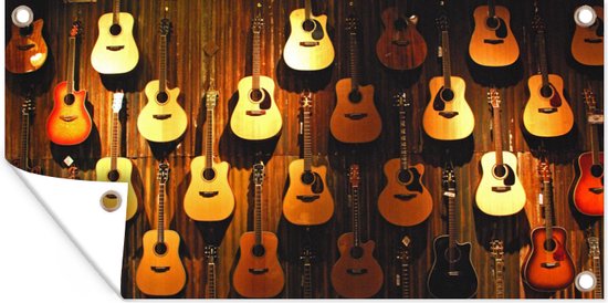 Schuttingposter Veel akoestische gitaren hangen aan een muur - 200x100 cm - Tuindoek