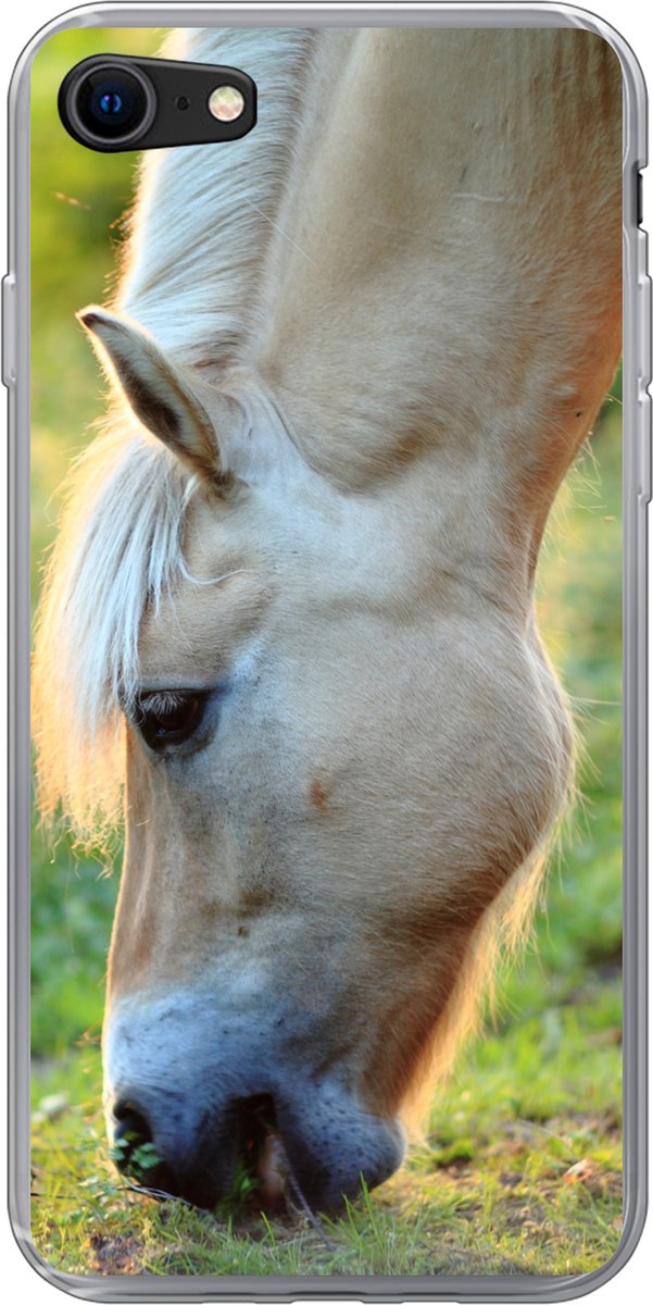 Telefoonhoesje Geschikt voor iPhone 8 hoesje - Grazend fjord paard op een zomerse dag - Siliconen Telefoonhoesje Telefoonhoesje