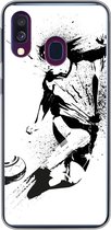 Geschikt voor Samsung Galaxy A40 hoesje - Een illustratie van een persoon die een voetbal richting doel schiet - Jongens - Jongetje - Kind - Siliconen Telefoonhoesje