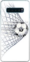 Geschikt voor Samsung Galaxy S10 Lite hoesje - Een illustratie van een voetbal die het doel in gaat - Jongetjes - Meisjes - Kids - Siliconen Telefoonhoesje