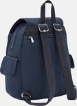 Achterkant van een donkerblauwe Kipling rugzak met verstelbare schouderbanden en ritsvak.
