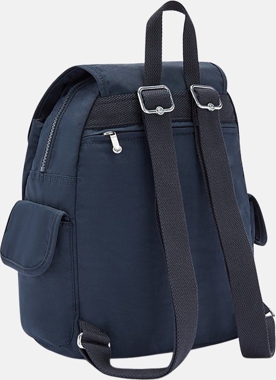 Achterkant van een donkerblauwe Kipling rugzak met verstelbare schouderbanden en ritsvak.