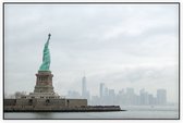 Het Vrijheidsbeeld en skyline van New York in de mist - Foto op Akoestisch paneel - 90 x 60 cm
