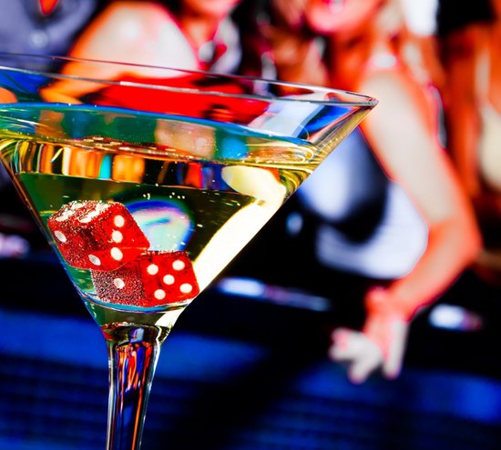 Cocktailglas met dobbelstenen in een Vegas casino,  - Fotobehang (in banen) - 450 x 260 cm