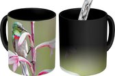 Magische Mok - Foto op Warmte Mokken - Koffiemok - Close-up van een kleurrijke vogel op een roze tak met roze bloemen - Magic Mok - Beker - 350 ML - Theemok