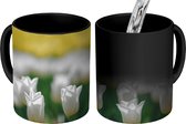 Magische Mok - Foto op Warmte Mok - Afbeelding van een wit tulpenlandschap - 350 ML