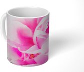 Mok - Close-up van een roze pioenroos met bladeren - 350 ML - Beker