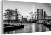 Wanddecoratie Metaal - Aluminium Schilderij Industrieel - Uitzicht op de Erasmusbrug in Rotterdam - zwart wit - 40x20 cm - Dibond - Foto op aluminium - Industriële muurdecoratie - Voor de woonkamer/slaapkamer