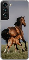 Geschikt voor Samsung Galaxy S22 Plus hoesje - Dieren - Paarden - Veulen - Siliconen Telefoonhoesje