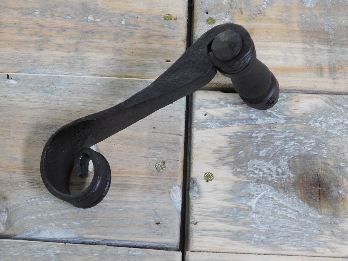 Poignée de porte en fer forgé antique, très robuste et de belle facture
