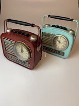Retro klok in vintage radio look metaal rood