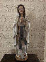 Belle statue de Marie en prière, en polystone aspect bois.