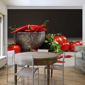 Fotobehangkoning - Behang - Vliesbehang - Fotobehang Rode Pepers en Tomaten - 200 x 154 cm