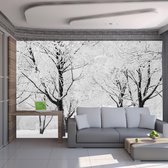 Fotobehangkoning - Behang - Vliesbehang - Fotobehang Sneeuw in het Winterbos - 400 x 309 cm