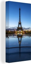 Canvas Schilderij De Eiffeltoren in de avond met een erg heldere lucht in Parijs - 40x80 cm - Wanddecoratie
